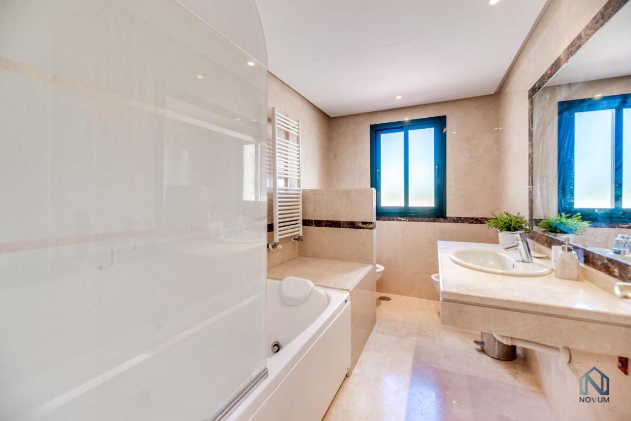 Modern And Spacious 2 Bdrm Penthouse - 3 Pools And Sea Views Appartement Marbellac